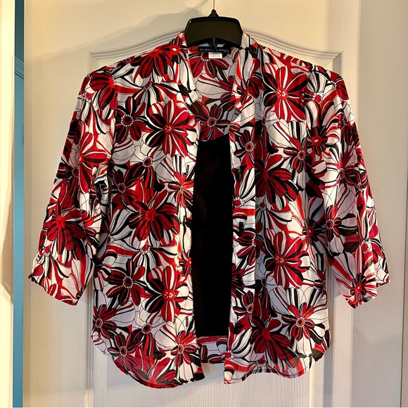 Beautiful floral print women’s blouse with built-in tank top - Picture 3 of 10